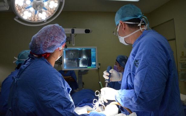 Realizan médicos del IMSS primera cirugía de columna por